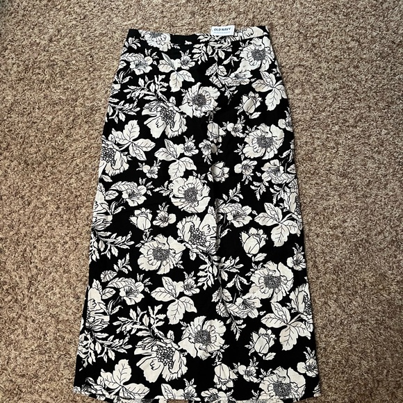 Old Navy Black and White Floral A-Line Skirt - Picture 1 of 3